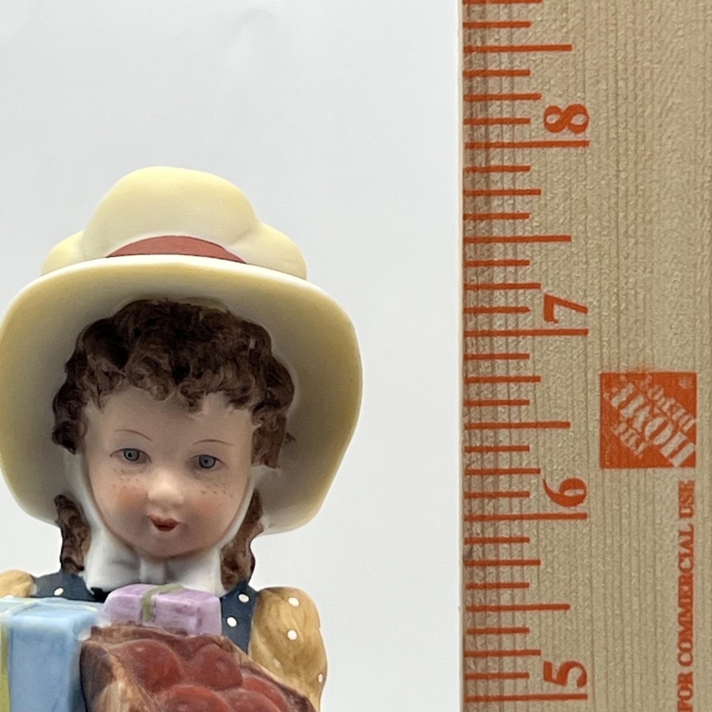 Hollie Hobby Creation Figurine Girl Holding Gift And Apples Dress Hat Daisy - Picture 14 of 16